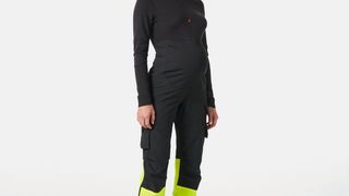 Auch während der Schwangerschaft benötigen Frauen funktionale, komfortable und schützende Arbeitskleidung, die mitwächst. (Bild: Helly Hansen)