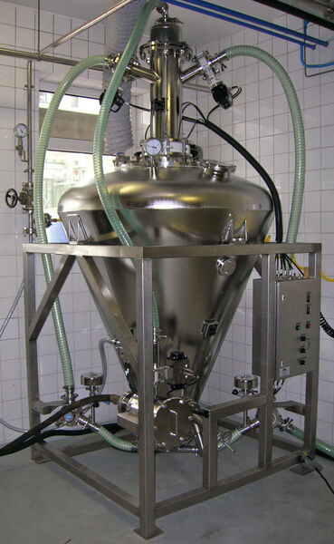 Automatisiert, geschlossen und homogen vermischt – im Batchmixer können Feststoffvolumina bis zu 5000 l verarbeitet werden. (Bild: Dec)