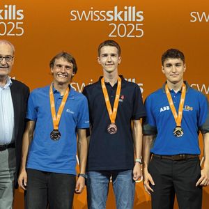 ... und im Bereich «Polymechaniker CNC Drehen»: Gold ging an Arno Zehnder (libs/ABB, rechts), Silber an Maurice von Steiger (Fritz Studer AG, links) und Bronze an Joel Hostettler (ZW Winterthur, Mitte).(Bild:  Manu Friedrich)