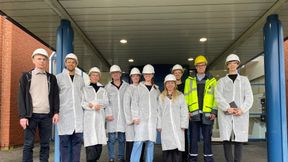 Praxisnahe Einblicke: Der WBS-Jahrgang informiert sich im Rahmen der „Westtour“ über die Herstellung von Industrierußen sowie die dazugehörige Anlagen- und Verfahrenstechnik. (Bild: Deutsches Institut für Kautschuktechnologie e. V. (DIK))