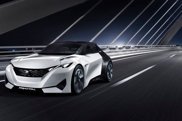 Hinter den futuristischen Linien des Elektro-Coupés Peugeot Fractal für die Stadt verbirgt sich eine neue Variante des  i-Cockpit, die über die Einbeziehung des Gehörs ein noch intuitiveres Fahren ermöglicht. (Peugeot)