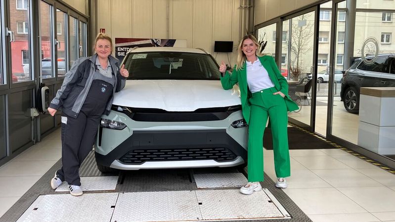 Die beiden Schwestern Sissi Figura (l.) und Tessa Cramer-Biermann in der Auslieferungshalle ihres Autohauses am Großmarkt in Duisburg.(Bild:  Doris S. Pfaff)