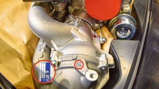 Aus den insgesamt zu prüfenden zwölf Merkmalen sind drei mit roten Kreisen gekennzeichnet. Aus bis zu 3,5 Metern Entfernung erfolgt präzise die Detektion des drei Millimeter breiten Kunststoffsteges, des nur etwa fünf mal fünf Millimeter großen DM-Codes und des Typenschilds.  (Bild: Cretec)