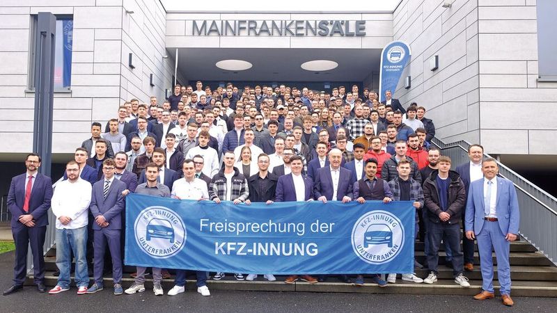 303 Auszubildende, darunter zehn junge Frauen, haben bei der Kfz-Innung Unterfranken erfolgreich ihre Prüfung zum Kfz-Mechatroniker bzw. zur Kfz-Mechatronikerin bestanden. Freigesprochen wurden die Berufsanfänger in den Mainfranken-Sälen in Veitshöchheim. Festrednerin war unter anderem Sylvia Gerl, Geschäftsführerin der Bundesfachschule für Betriebswirtschaft im Kraftfahrzeuggewerbe (BFC). Obermeister Roland Hoier gratulierte den Gesellen und dankte auch den Berufsschullehrern für die gute Zusammenarbeit. Die habe schließlich einen Anteil an den guten Prüfungsergebnissen. (Bild: Zietz – »kfz-betrieb«)