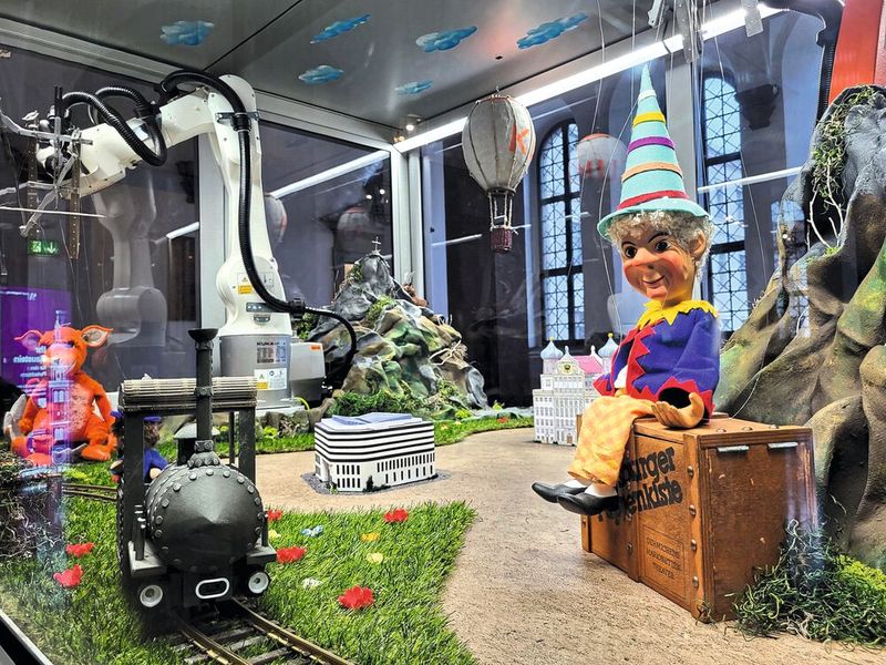 Gesteuert von den Roboter-Puppenspielern erleben Famulus und KUrt KAsperle Abenteuer in Augsburg. (Bild: Kuka)