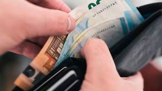 Bald dürfen die Verbraucher tiefer in die Tasche greifen. Denn der deutsche Mittelstand erwartet höhere Kosten, die er durch Preiserhöhungen ausgleichen will, wie die dpa erfahren hat. (Bild: Blechemanns und Söhne)