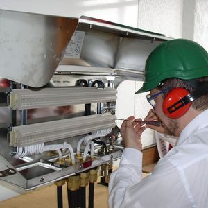 Anwendungsbeispiel: Hawke Edelstahlgehäuse wird verdrahtet.