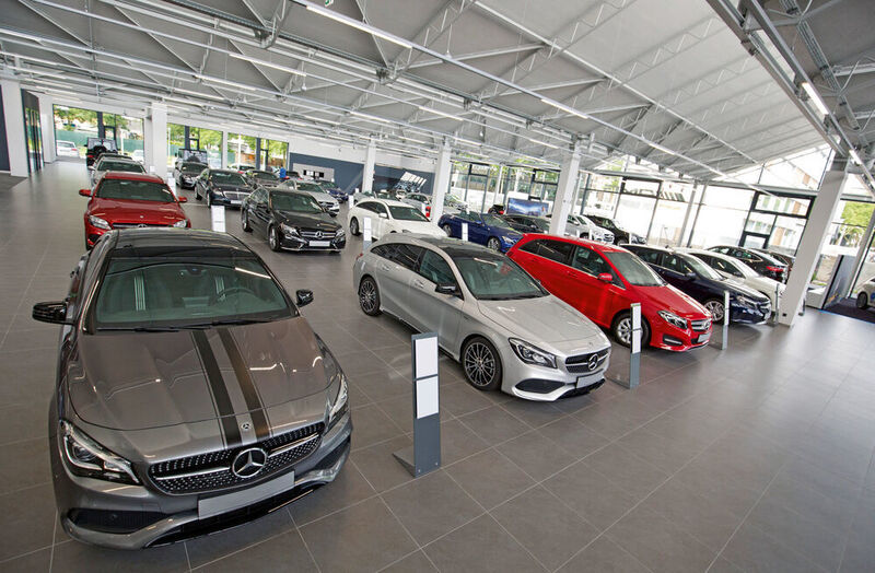 An beiden Standorten der Niederlassung Mannheim ist Platz für zusammen 150 Neu- und Gebrauchtfahrzeuge. (Daimler AG)