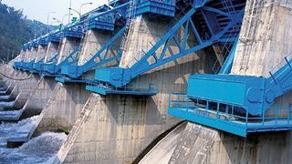 Auch bei dieser Staumauer sorgen Gleitlager für eine leichtgängige Bewegung der blauen Wehrklappen. Bild: Verfasser (Archiv: Vogel Business Media)