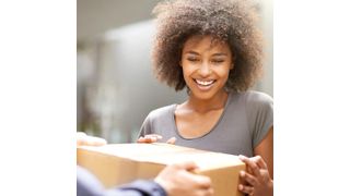 Eine aktuelle PwC-Studie besagt, dass sich 50 % aller Arbeitnehmer die Lieferung privater Pakete ins Büro wünschen. (iStockphoto/PeopleImages Photo: 44866930)