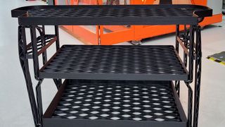 Das 3D-gedruckte Heckregal wiegt nur noch 19,5 Kilogramm und damit weniger als die Hälfte des Standardregals. (Bild: Fraunhofer IWU)