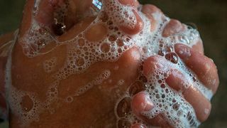 Nicht einmal jeder zehnte Mann wäscht seine Hände nach einem Toilettengang richtig. (gemeinfrei)