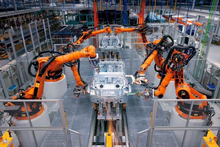 Robotik-Spezialist KUKA verfolgt eine IoT-Strategie, die sich auf die Digitalisierung komplette Fabriken erstreckt. So hat KUKA für Geländewagenhersteller Jeep im Supplier Park auf dem Gelände des Chrysler-Werkes in Toledo (USA) eine Fertigungslinie konzipiert, die in knapp eineinhalb Minuten eine Karosserie produzieren kann. Dafür wurden mehr als 200 Industrieroboter installiert. Diese sind mit einer Private Cloud verbunden. Auch an der Konzeption und Ausrüstung der neuen digitalen Speedfactory von Adidas, in der individualisierte Sportschuhe hergestellt werden, ist der Augsburger Roboterbauer mit seinen Systemen beteiligt.  (Bild: Kuka)