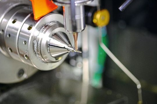 Der rotgoldene, TiAlSiN-basierte Schichtwerkstoff «InoxaCon» trägt entscheidend zu Stabilität und Standzeit des neuen «RQR 350»-Fräswerkzeugs von «HPTec» bei. Es ermöglicht sichere und effiziente automatisierte Prozesse in der Fertigung von chirurgischen Instrumenten.(Bild:  HPTec)