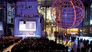 Die IZB bietet den Fachbesuchern die Möglichkeit zum Austausch und zur Vernetzung zwischen Zulieferern und Entscheidern der Automobil Industrie. (Wolfsburg AG)