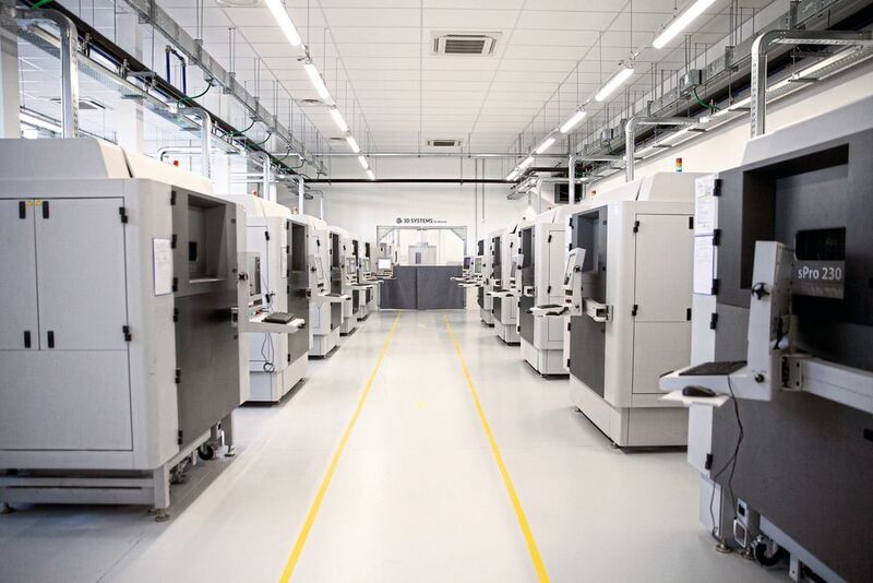Im On-Demand-AM-Center von 3D Systems in Pinerolo arbeiten mehr als 30 3-D-Drucker für Kunststoffe. Die Mehrzahl der Anlagen nutzt die Verfahren SLS und SLA. (Salt & Lemon Srl/3D Systems)
