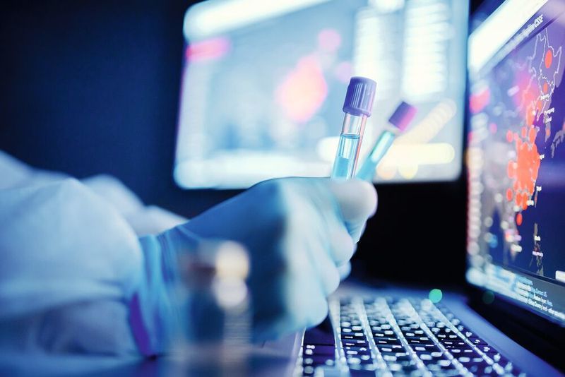 1 Das Coronavirus stellt Wissenschaftler vor die Herausfor­derung, schnell effektive Gegenmaßnahmen zu entwickeln (Symbolbild). (© PARILOV EVGENIY - stock.adobe.com)