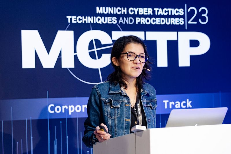 Yury Niño Roa, ﻿Cloud Infrastructure Engineer @Google, reiste eigens für die MCTTP aus Kolumbien an und ging auf die unterschiedlichsten, menschlichen Faktoren ein, die einen Cyberangriff begründen können. (Bild: Vogel IT-Akademie)