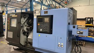 Diese CNC-Drehmaschine des Typs Doosan-Puma steht zusammen mit knapp 20 anderen Systemen eines Metallbearbeiters aus Großbritannien bei Surplex jetzt zur Auktion bereit. Im Beitrag stellen wir noch mehr vor. (Bild: Surplex)