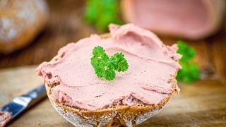 Das Hepatitis-E-Virus (HEV) ist eine Hauptursache der akuten Virushepatitis. Auch in Deutschland sind die gemeldeten Fälle in den letzten zehn Jahren stark angestiegen. Übertragen wird der Erreger über rohes Fleisch und verunreinigtes Wasser. (Symbolbild) (Bild: ©HandmadePictures - stock.adobe.com)