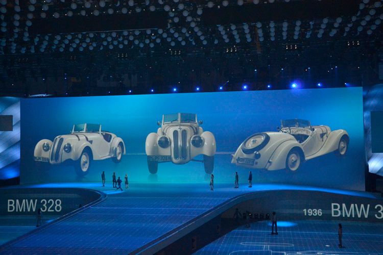 …oder zumindest auf die LED-Wand. (Foto: Michel)