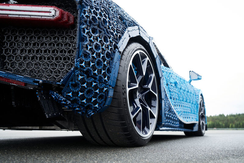 Über 1 Million Lego Technic Teile, 13.438 Arbeitsstunden, 5,3 PS, 92 Nm und Spitzengeschwindigkeit von kanpp 20 km/h: Der Bugatti Chiron als Original-Lego-Modell. (Lego)