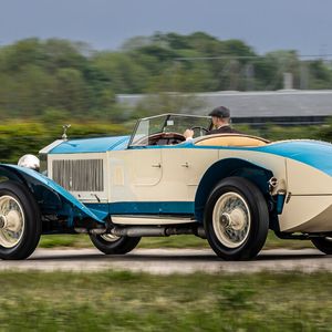 Karosserier Barker hat den 10EX nach alter Kutschentradition mit Holzgestell und Blechverkleidung in einen Torpedo auf Rädern verwandelt.(Bild:  Rolls-Royce)