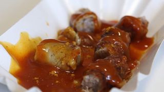 Mit dem „Curry-Max“ alle 7 Minuten automatisch eine fertige Currywurst in der Schale – heiß, geschnitten und mit Soße. (Bild: Siemens)