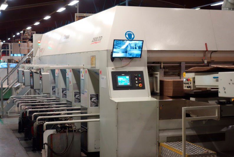 Wellpappe ist bei Nestler aber nicht nur das bräunliche Normalprodukt, dass man von Transportkisten her kennt: Das Unternehmen arbeitet im sogenannten Flexo-Direktdruck, und kann dabei bis zu sieben Farben einsetzen. (Bild: HQPP)