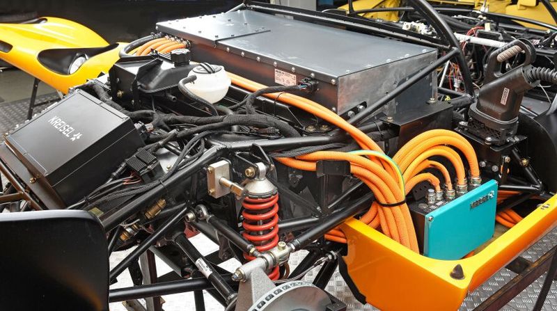 Kreisel Evex 910e: Der Elektromobilitäts-Spezialist Kreisel hat einen EVEX-Porsche 910 vollständig zum elektrischen Supersportwagen umgerüstet. Der Kreisel EVEX 910e schafft mehr als 300 Kilometer pro Stunde, beschleunigt in 2,5 Sekunden von 0 auf 100 und verfügt im Gegensatz zum historischen Original von Porsche über eine Straßenzulassung (H-Kennzeichen). (Bild: EVEX Fahrzeugbau GmbH)