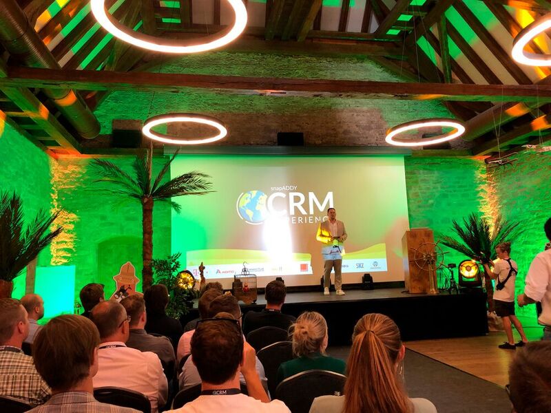 Jochen Seelig (CEO von snapADDY) eröffnete die CRM-Experience 2022. (Bild: marconomy)