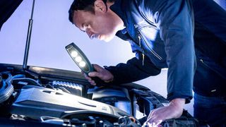 Die HU ist auch in Corona-Zeiten fällig. Um Kunden und Mitarbeiter zu schützen, haben die Prüforganisationen schärfere Regeln für den Prüfablauf eingeführt. Hier noch eine Situation vor den Zeiten der Corona-Pandemie. Inzwischen stehen den Mitarbeitern Handschuhe zur Verfügung.  (Bild: TÜV Rheinland)