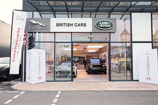 Der Jaguar-Land-Rover-Pop-up-Store liegt zwischen zwei Fashion-Stores im denkmalgeschützten Freisinger Einkaufszentrum Schlüter Hallen.(Bild:  British Cars Landshut)