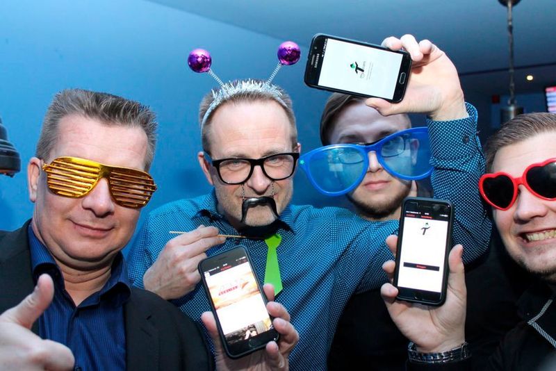 Anstelle eines Schwarzen Bretts setzt das Autohaus Mothor auf Social Intranet: Kommuniziert wird betriebsintern über eine Mitarbeiter-App. (Mothor)