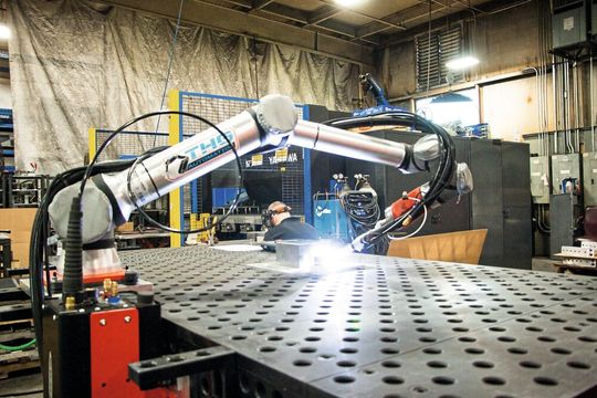 Auf spezifische Tätigkeiten konfigurierte KI wird beispielsweise beim Schweissen die Nahtverfolgung optimieren. (Bild:  Universal Robots)