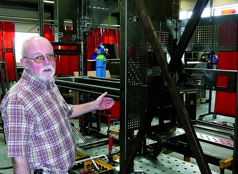 Karl-Heinz Hausch vor der Montage eines Racks für elektrische Schaltanlagen – alle Blech- und Profilteile wurden bei Kaufmann bis zum letzten Loch gefertigt; „Da stimmt einfach alles, die Einbauten müssen nur noch geschraubt werden“, verrät Hausch. Bild: Kuhn (Archiv: Vogel Business Media)