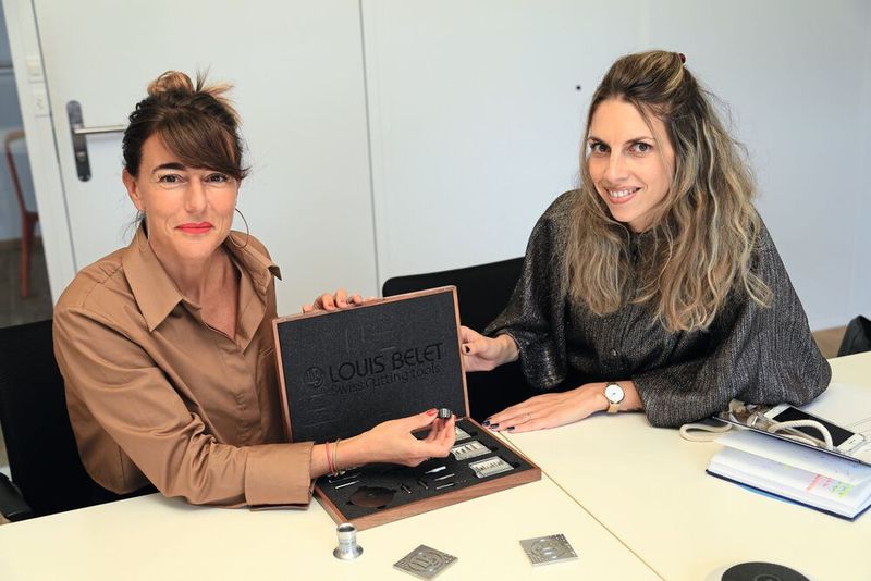 Roxane Piquerez, co-directrice de Louis Bélet présente les outils de l'entreprise à Margaux Pontieu, rédactrice en chef du MSM. (Source : MSM)