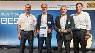 Bayerns Wirtschaftsminister Hubert Aiwanger (l.) und Juror Prof. Dr. Thomas Edenhofer (r.) bei der Preisverleihung an Frank Klinkhammer (2.v.l.) und Hagen Schumann, Geschäftsführer der Klinkhammer Intralogistics GmbH. (Bild: Fotostudio SX Heuser)