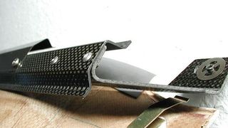 Befestigungselemente für den Innenraum von Airbus-Modellen Bei der Xperion Aerospace GmbH kommt das CCM-Verfahren für die Herstellung langer Formprofile und Halterungen zur Anwendung. Es wurden bereits über 30 000 Befestigungsschienen aus Carbon-PEI-Composites hergestellt. Quelle: Xperion/CDI (Archiv: Vogel Business Media)