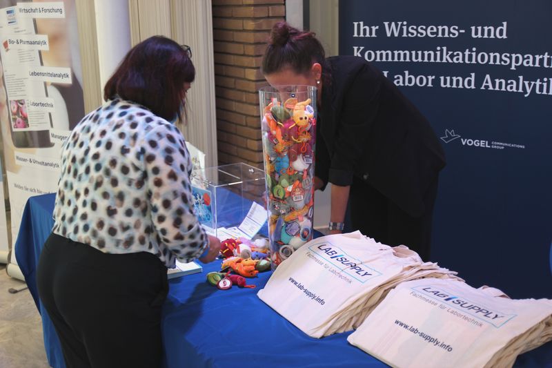 Nach 3G-Check und Registrierung konnten die Besucher sich für den LABORPRAXIS-Newsletter anmelden und als Dankeschön eine Riesenmikrobe aus Plüsch mitnehmen.  Infos zu den kommenden LAB-SUPPLY-Messen finden Sie auf www.lab-supply.info.  (LABORPRAXIS, C. Lüttmann)