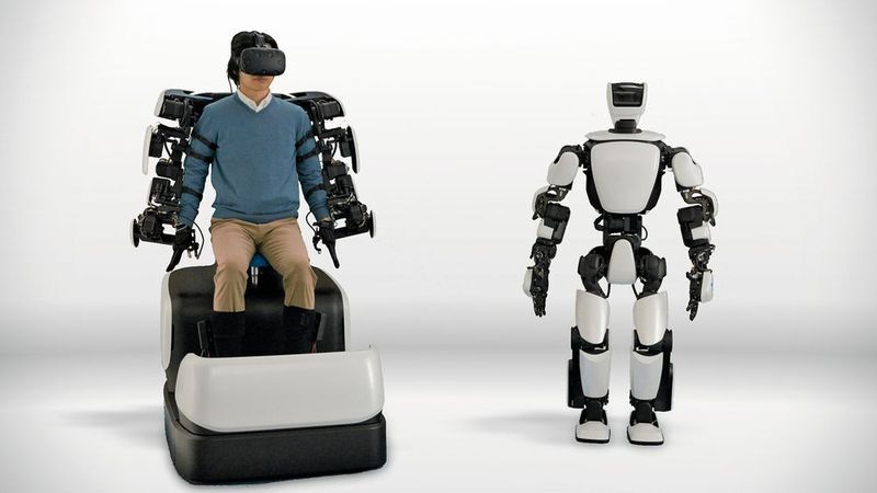 Der Roboter T-HR3 wurde von der Robot Devision der Toyota Motor Corp. entwickelt und soll die physische Interaktion zwischen Robotern und ihrer Umgebung besser gestalten. Mithilfe des Master Maneuvering System lassen sich menschliche Bewegungen mit dem Roboter darstellen. (Toyota)