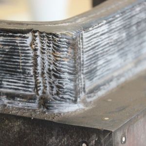 Beim WAAM-Verfahren auf Lichtbogenbasis werden komplexe Bauteile oder Reperaturen schichtweise und millimetergenau aus einem beliebigen Metall aufgebaut und anschließend endbearbeitet.(Bild:  J. Pfeiffer/VCG)