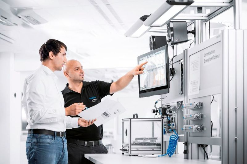 1.200 Mitarbeiter fertigen hier Ventile, Ventilinseln und Elektronikkomponenten. „Green“ ist ein integraler Bestandteil der Werksstrategie und wurde in technische Innovationen in allen Bereichen der Hallen- und Gebäudetechnik umgesetzt. (Festo)