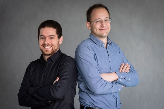 Das Team der Batalyse GmbH: CEO Dr. Markus Hagen (rechts), und CTO Eran Nave.(Bild:  Fraunhofer ICT)