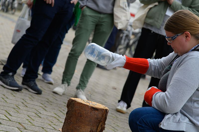 Actionreich endete, wie schon so oft, der Fachvortrag der Firma DWK Life Sciences. Hier wurde eindrucksvoll demonstriert, dass die richtige Flasche auch als Hammer-Ersatz einen Nagel ins Holz schlagen kann (was natürlich nicht der zweckmäßige Einsatz von Laborglas ist und damit keinesfalls zur Nachahmung empfohlen).      Mehr Infos zu den kommenden LAB-SUPPLY-Messen finden Sie auf www.lab-supply.info (Bild: Stefan Stark)
