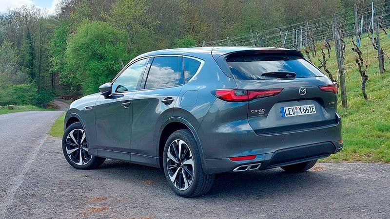 3. Das Design: Mazda hat auch bei seinem Topmodell an seinem erfolgreichen Kodo-Design festgehalten. Im Vergleich zu den früheren Modellen in dieser Designsprache ist die Linienführung des CX-60 deutlich dezenter und puristischer. Dennoch wirkt der CX-60 nicht wuchtig, sondern elegant. Dazu tragen auch Details wie die seitlichen Lichtspiegelungen und die schmalen Heckleuchten bei. (Bild: Mauritz – VCG)