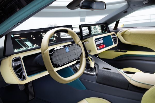 Der hybride Sportwagen Σtos: unterwegs mit persönlichem Autopilot und Drohne. (Rinspeed)