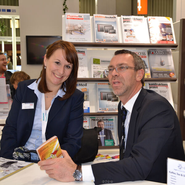 Verdiente Pause für Daniela Röhm und Frank Conrad am Stand der Vogel Business Media.  (Bild: PROCESS/JAB)