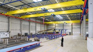 Intuitive und präzise Steuerung des Smart-Tandems per Demag-Funksteuerung DRC-MJ mit Mini-Joystick. (Bild: Demag)