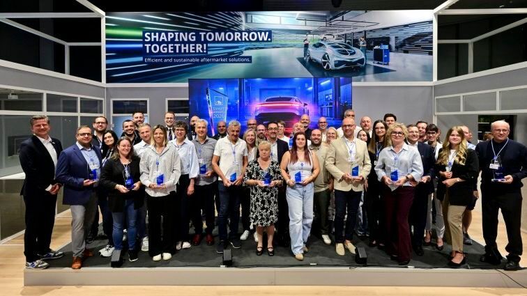Preisverleihung in Frankfurt: Neben internationalen Gewinnern nahmen auch vier deutsche Betriebe den neu geschaffenen „ATE Smart Award“ auf der Automechanika entgegen.(Bild:  Aumovio)